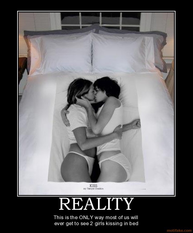 Лесбиянки разделись в постели для любительской мастурбации дырочек