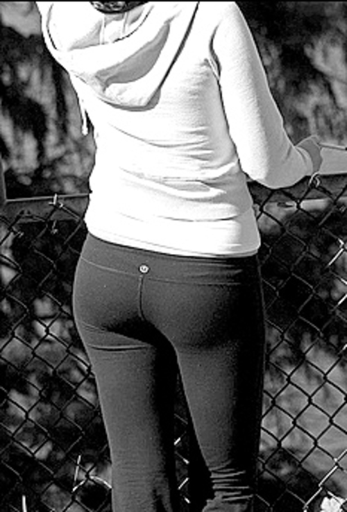Finger pussy in yoga pants
