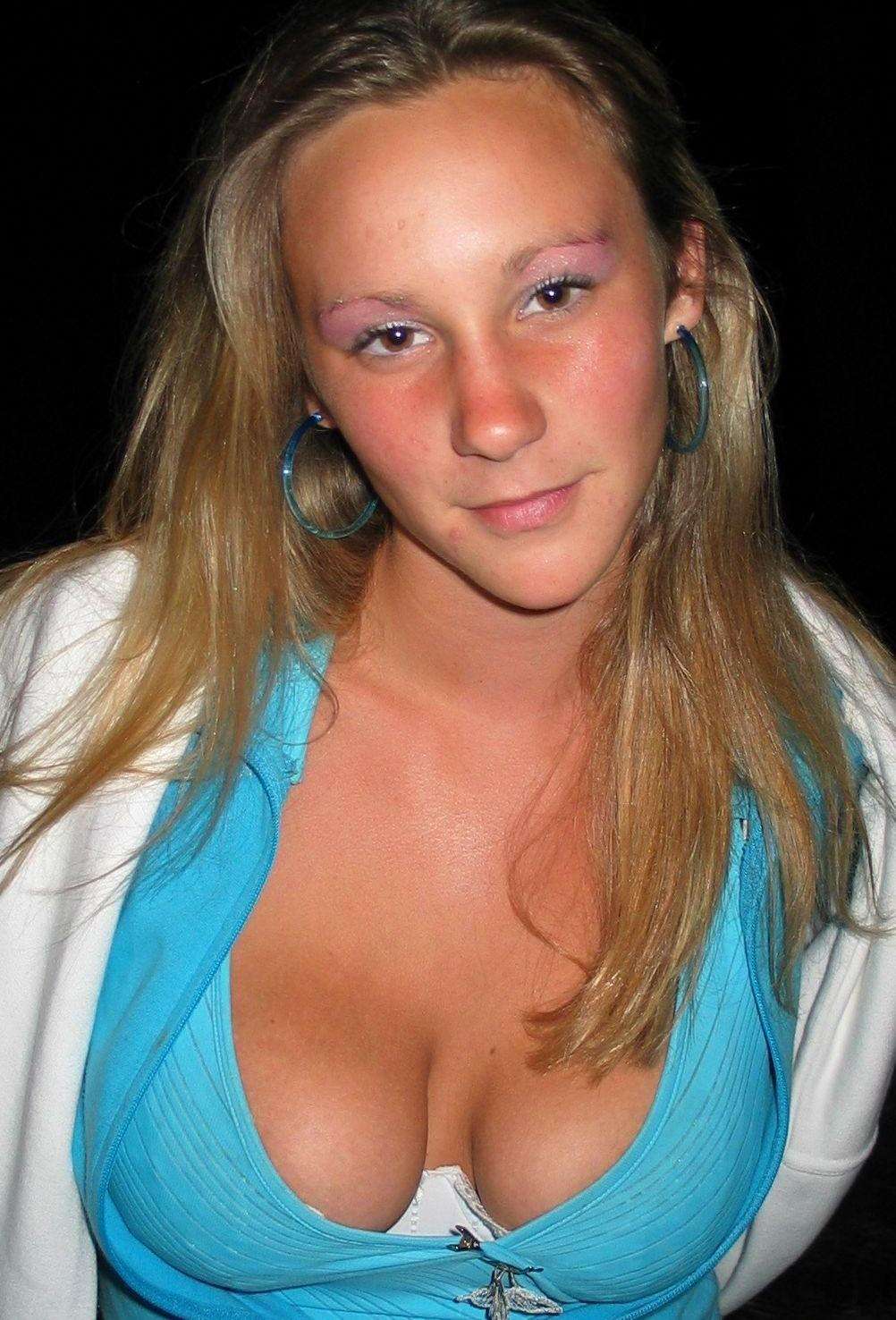amateur down shirt cleavage gallery