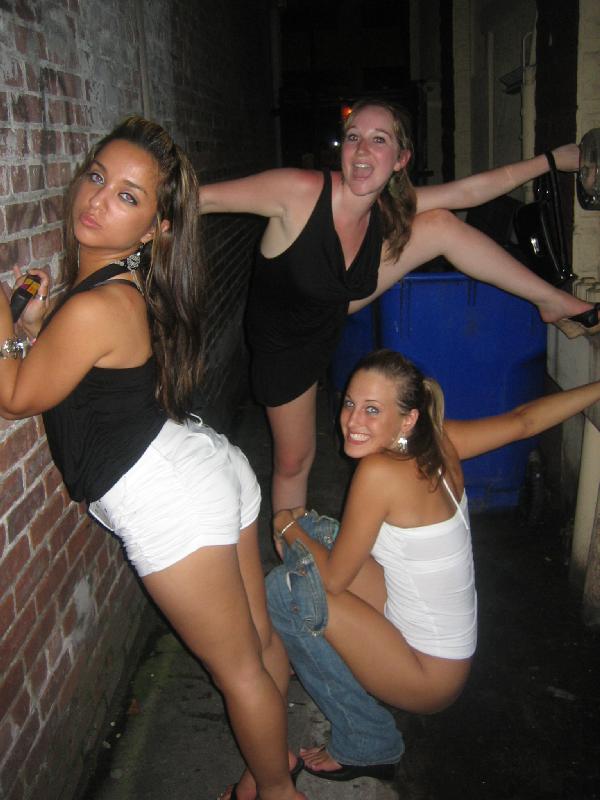 College Pee Porn - College girls peeing in - College - Hot photos