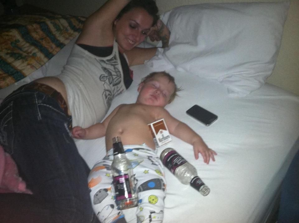 Пьяная мама с большими буферами отдалась сыну перед камерой 