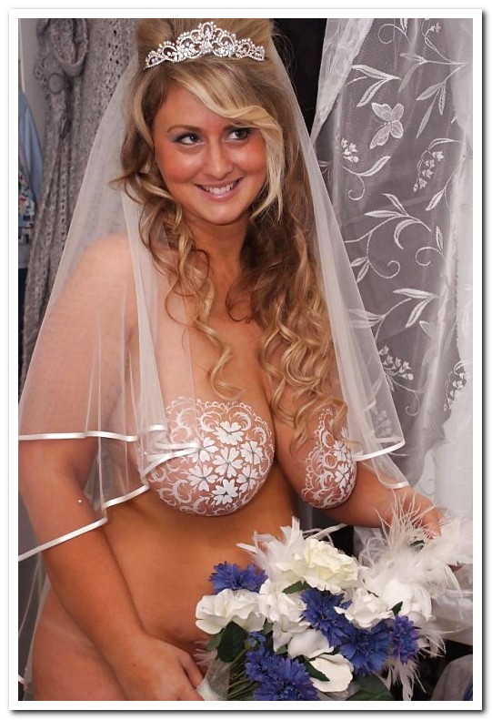 Грудастая невеста снимает платье