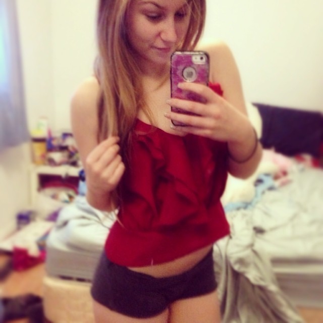 32 Times Girls Should Have Cleaned Their Rooms Before Taking A Selfie Facepalm Gallery Ebaum