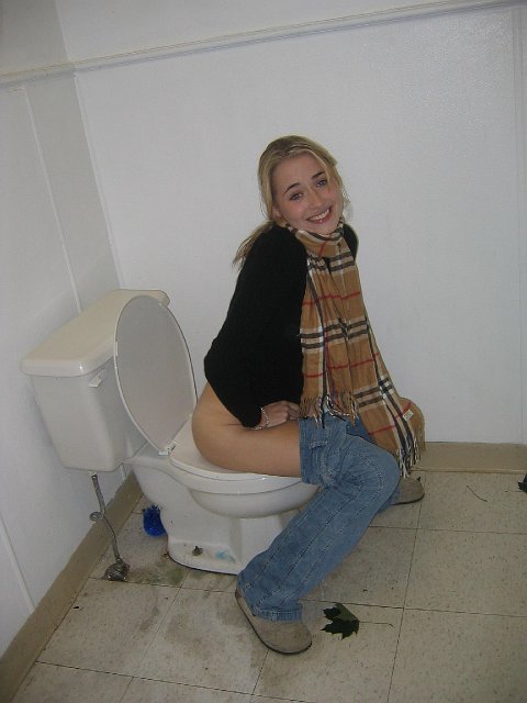 Hot bathroom girls pissing