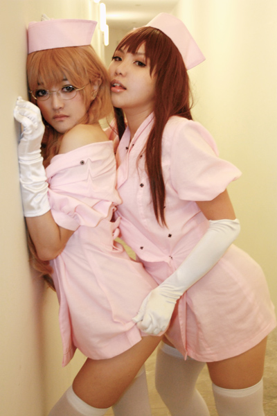 Две медсестрички трутся сиськами 