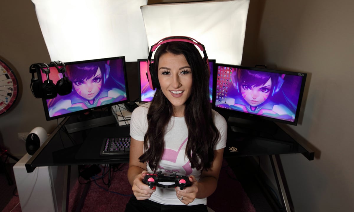 Gamer girl forgets turn stream