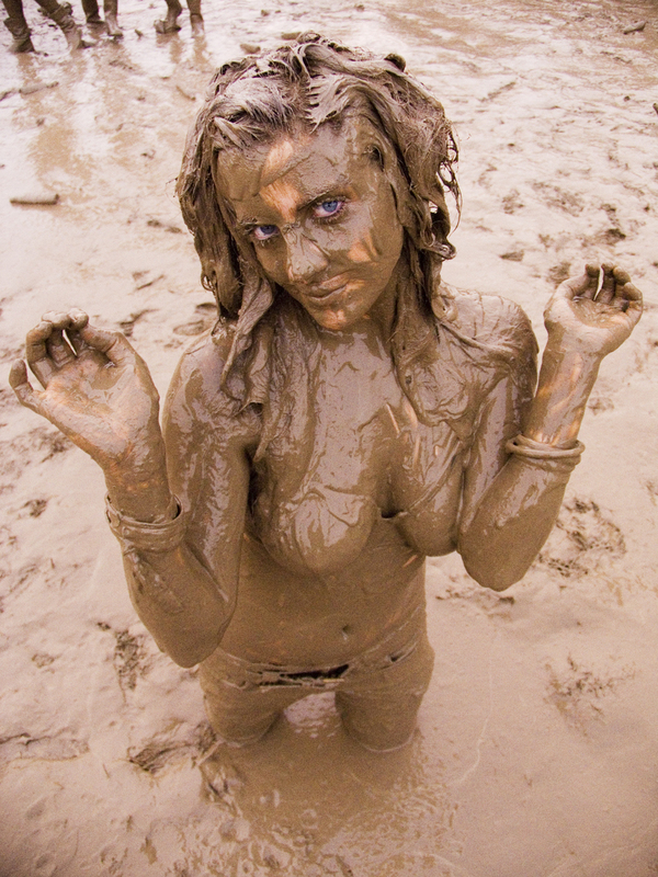 Девушка в грязи