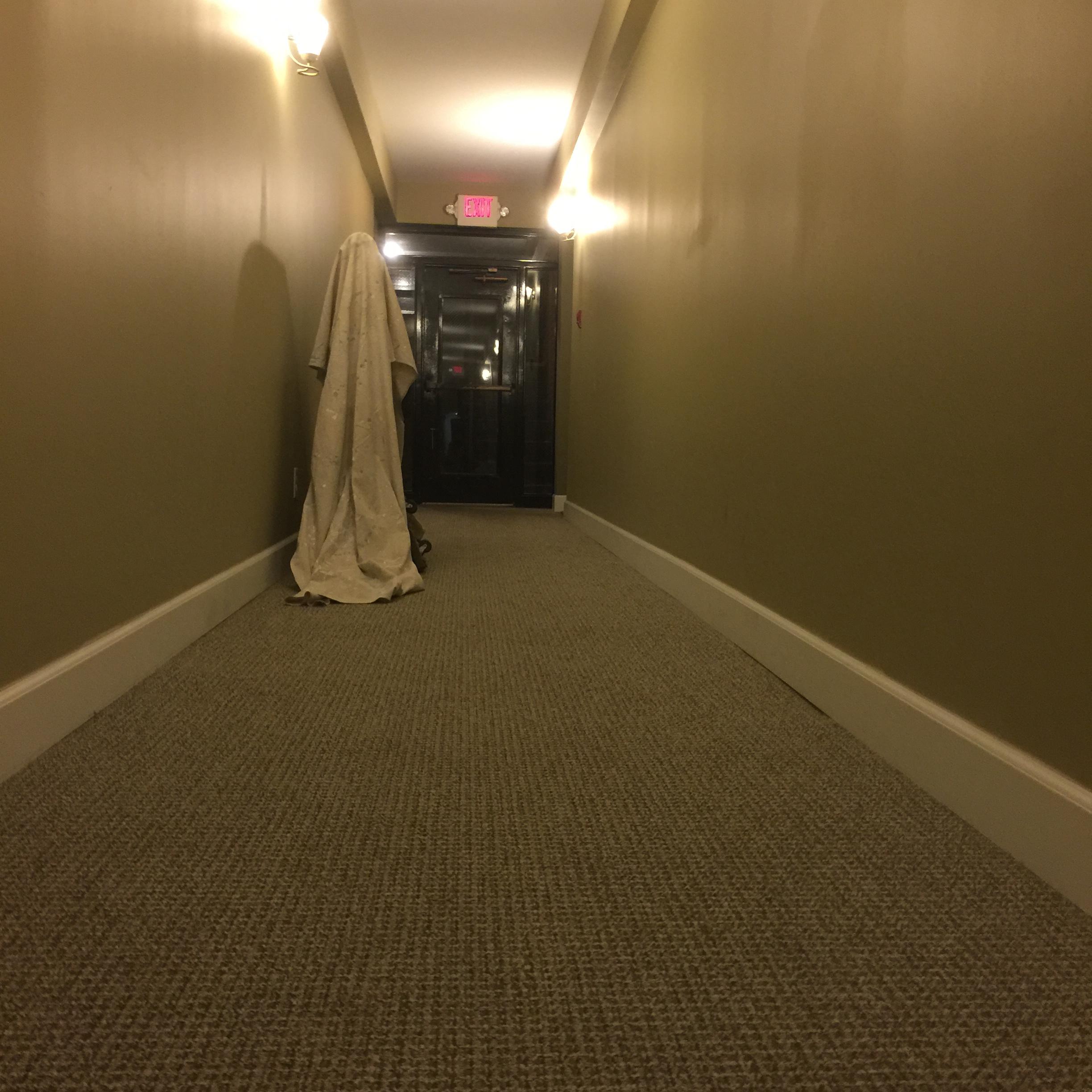 Обнаженная малолетка в коридоре извращается