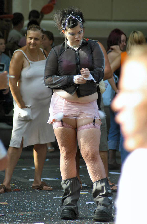 Пухлая жена в короткой юбке . фото
