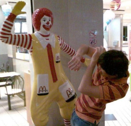 ronald che picchia i bimbi