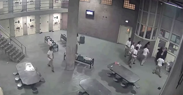 Inmates Jump Correctional Officers In A Cook County Prison Wtf Video