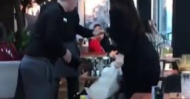 Официант трахает на стуле зрелую посетительницу фото
