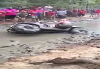 Off Roading Chicks Get Stuck In Mud! - Wow Video | eBaum&#39;s World