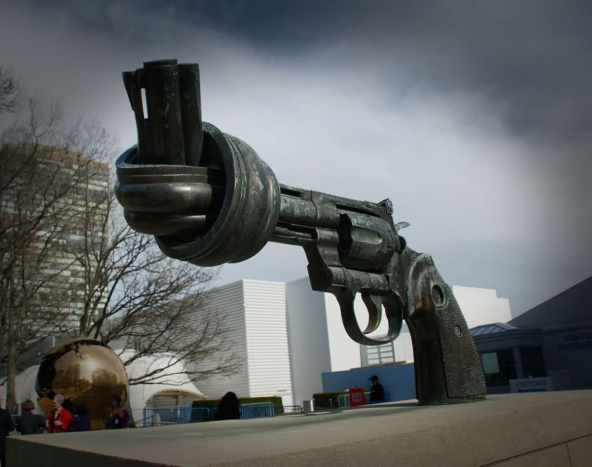 "The Knotted Gun" in Turtle Bay, New York, USA