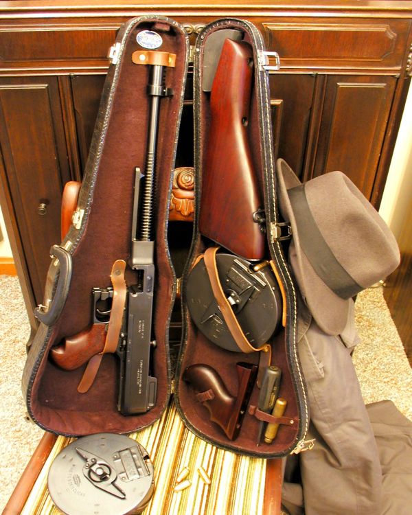 tommy gun in a violin case - Se