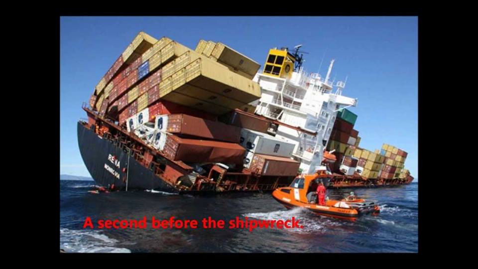 container ship capsize - A secos before the shrecka