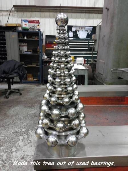 christmas tree with bearings - Made this tree out of used bearings.