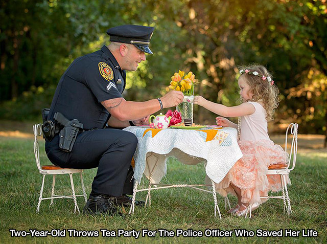 Cop having tea with little girl he helped save