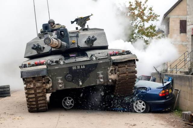 challenger 2 tank vs car - Ds 91 Aa