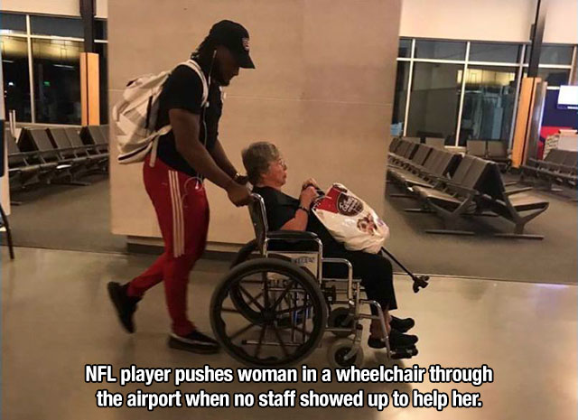 aaron jones airport wheelchair - Nfl player pushes woman in a wheelchair through the airport when no staff showed up to help her.