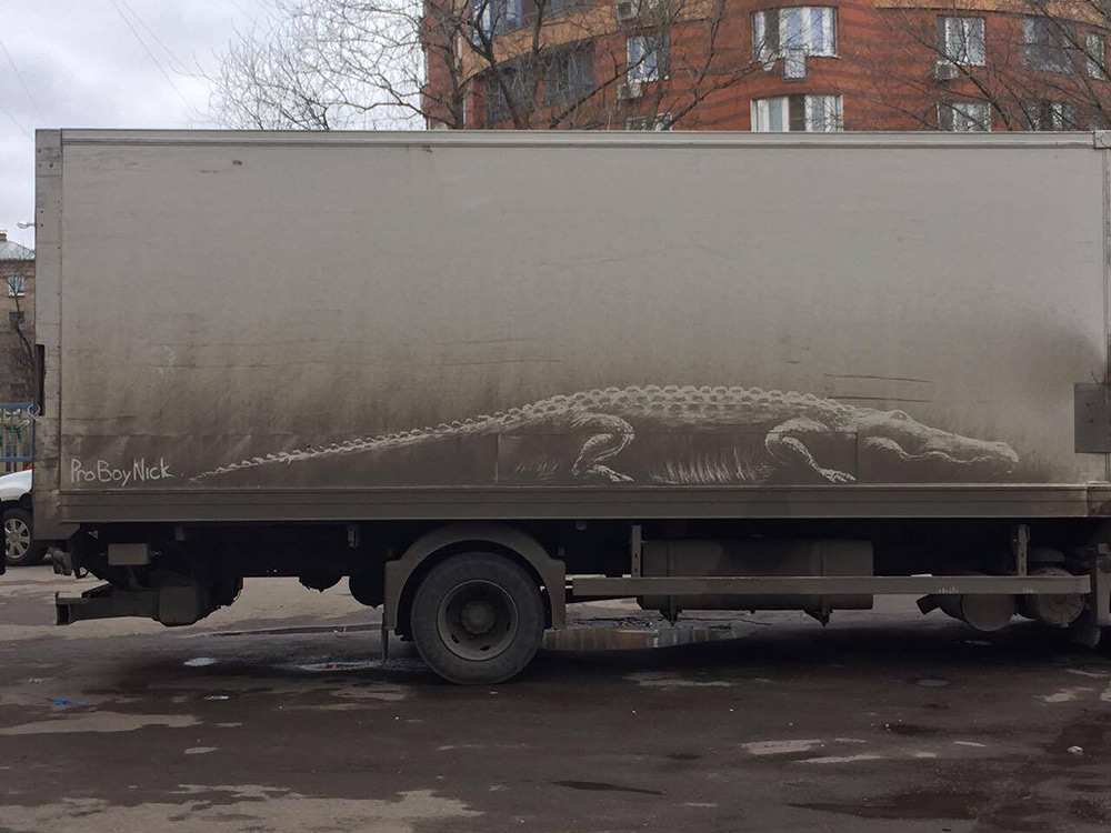 alligator drawn onto the side of a truck grime
