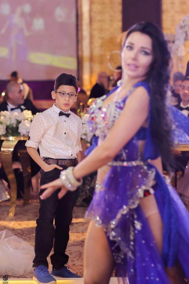 kid staring and dance at event