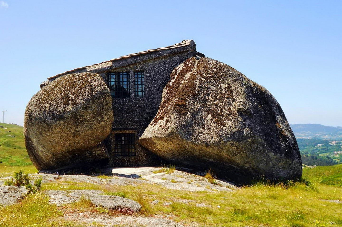 funny pic stone house portugal