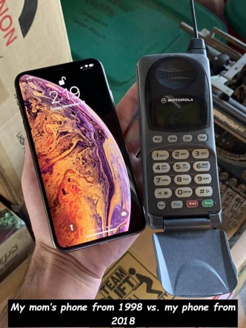 1998 vs 2018 - Motorola Gondo HO006 0000 My mom's phone from 1998 vs. my phone from 2018