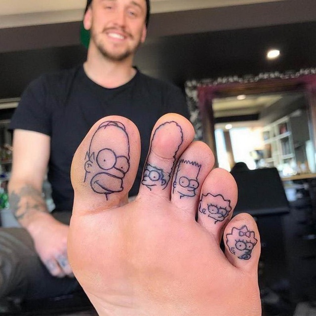funny pics - simpsons tattoo toes