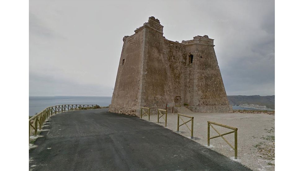 The Mesa Roldan tower in Cabo de Gata, Spain is used for this scene in Meereen.