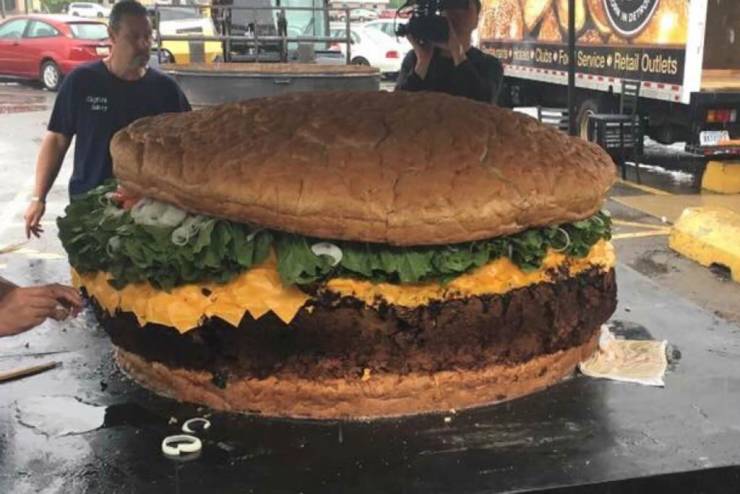 random pics - 1800 pound burger