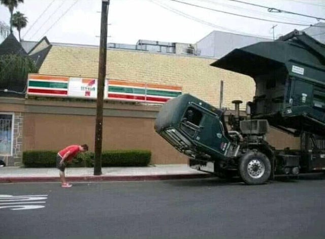 funny picture - japanese truck bowing