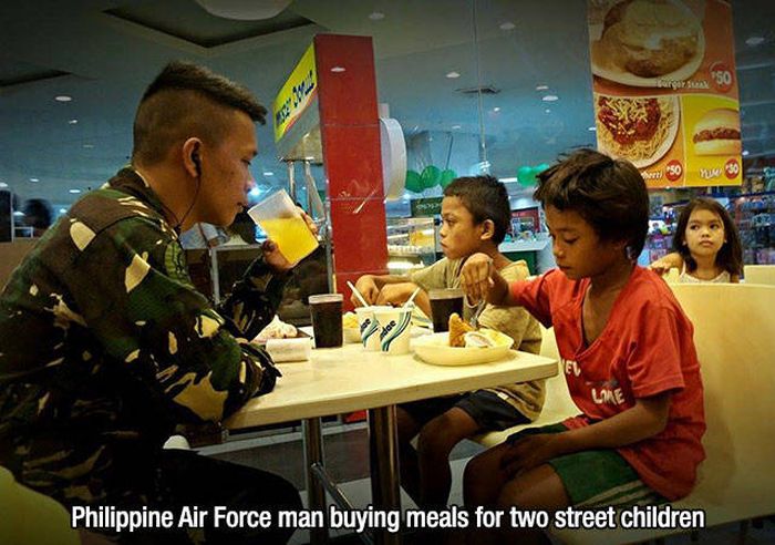 wholesome memes - Gola 30 Philippine Air Force man buving meals for two street children