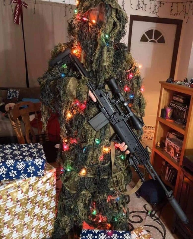 weird picture - modern warfare christmas skin