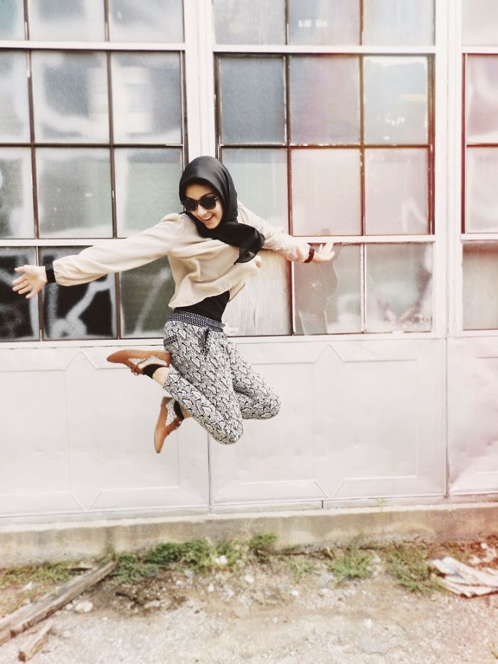 Iranian women - jumping girl hijab