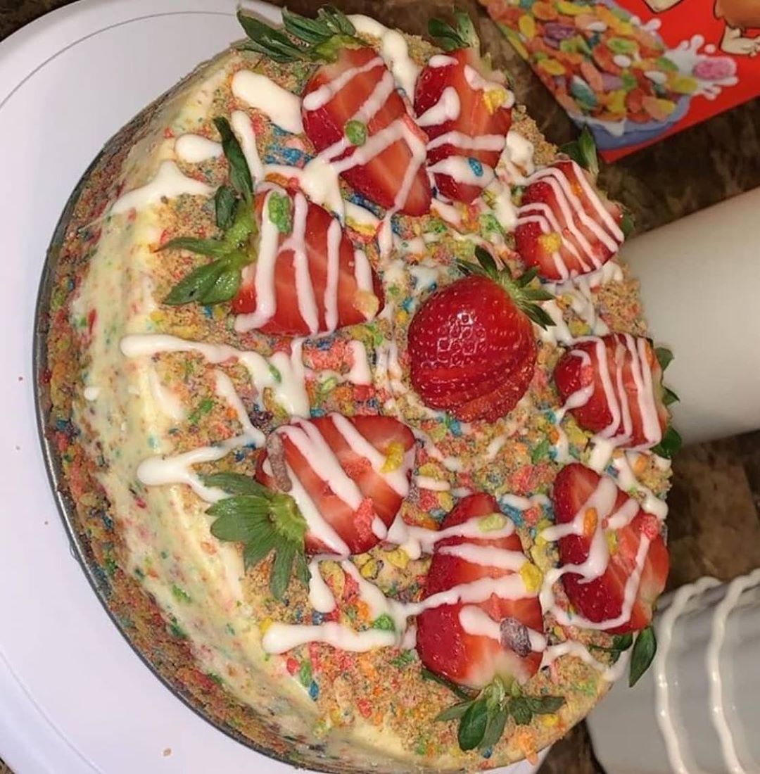 strawberry fruity pebbles cake