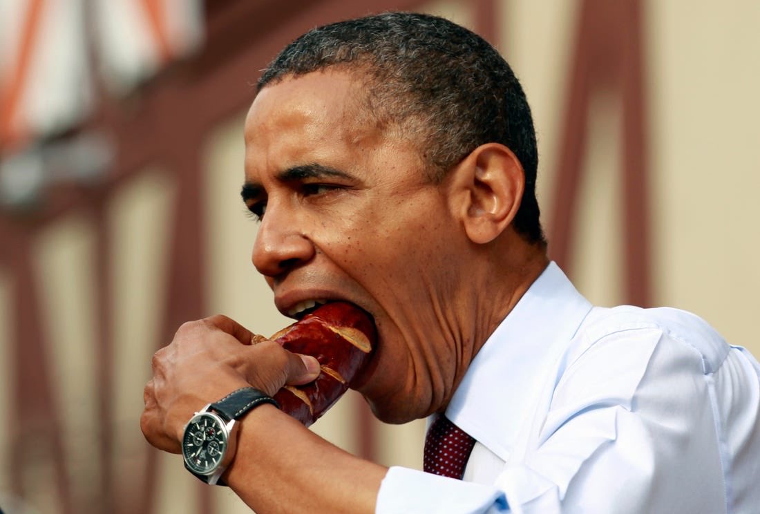 obama eating hot dog