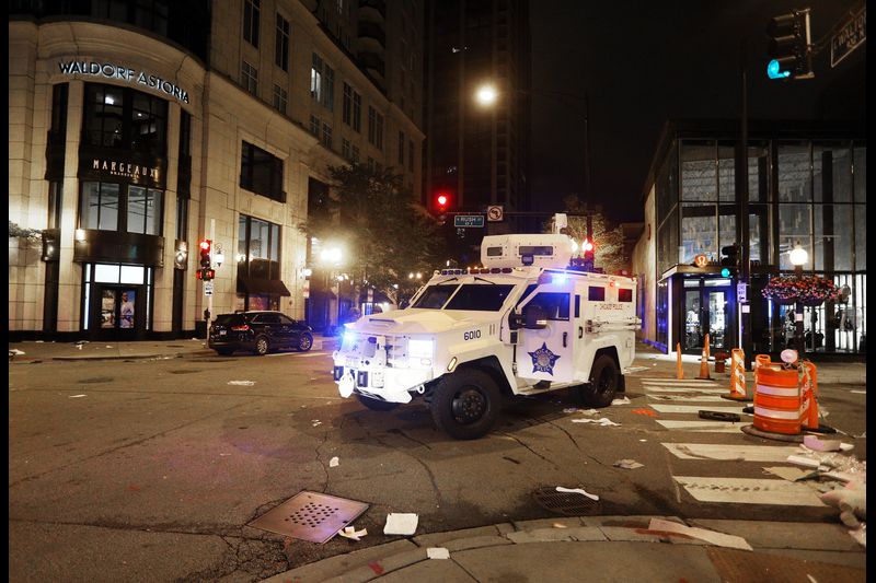 cop car during chicago looting august 2020
