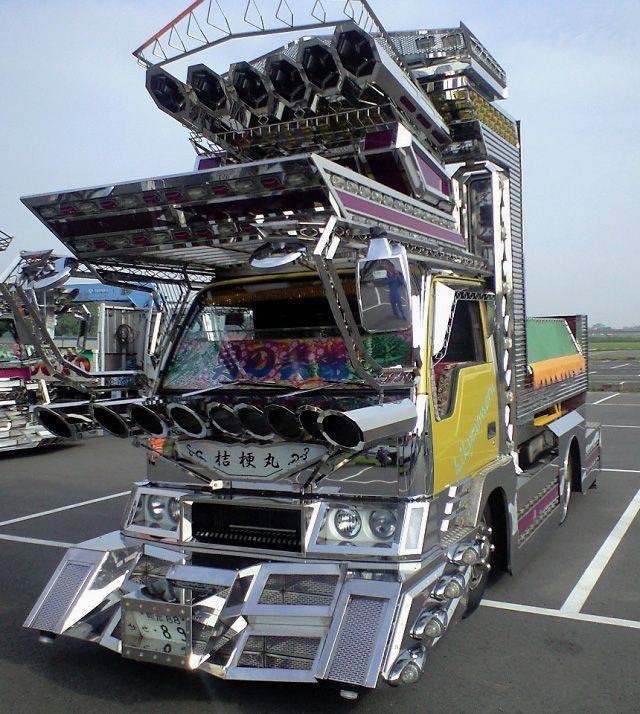 funny pics - japanese dekotora trucks