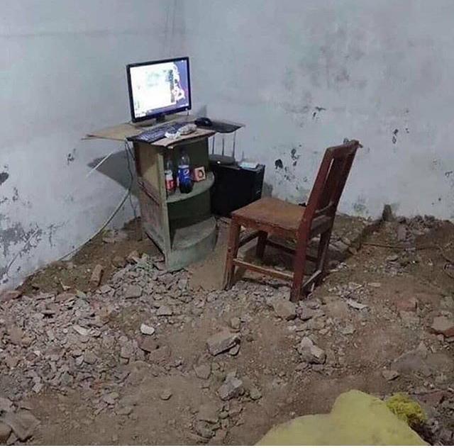 computer_gaming_setup_in_rubble.jpg