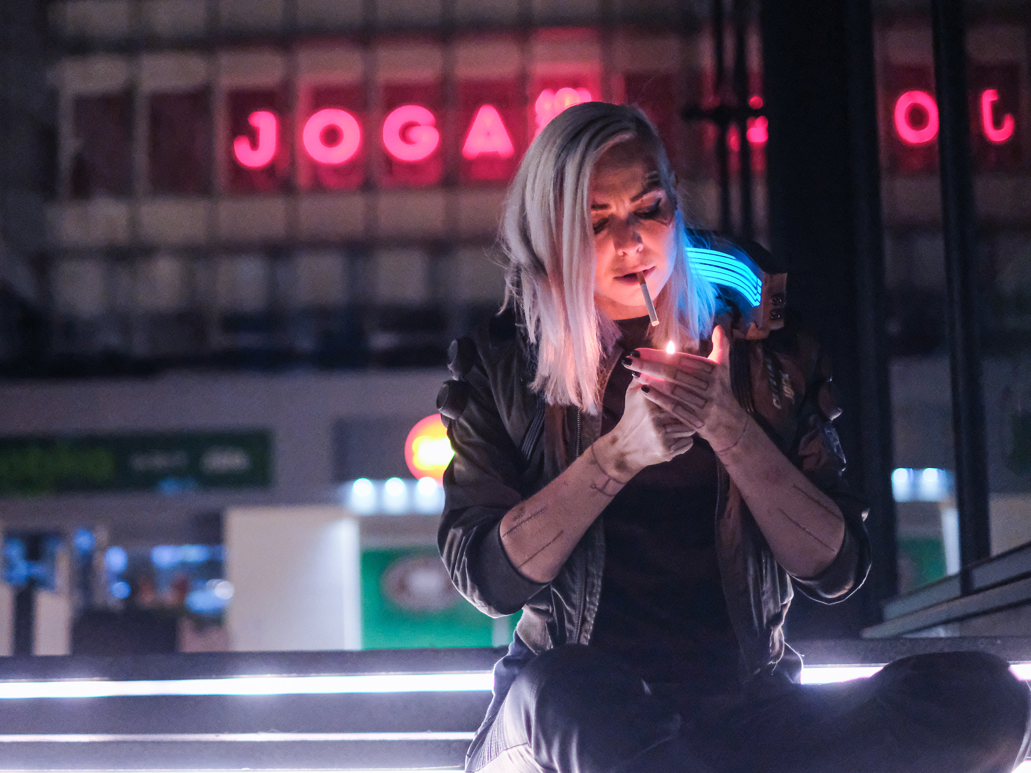 Cyberpunk 2077 - V Cosplay - alzbeta trojanova lighting a cigarette