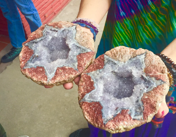 This natural heptagram in an amethyst geode found in Mexico.