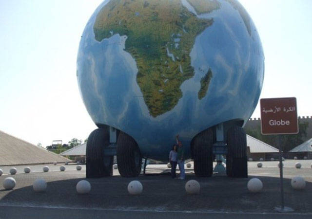 massive things -  globe