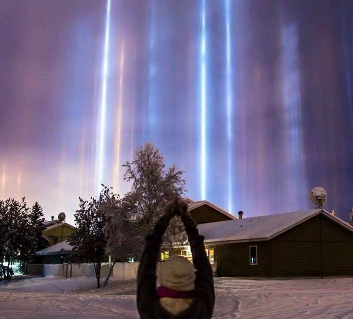 pillars of light from vertical ice crystal reflections