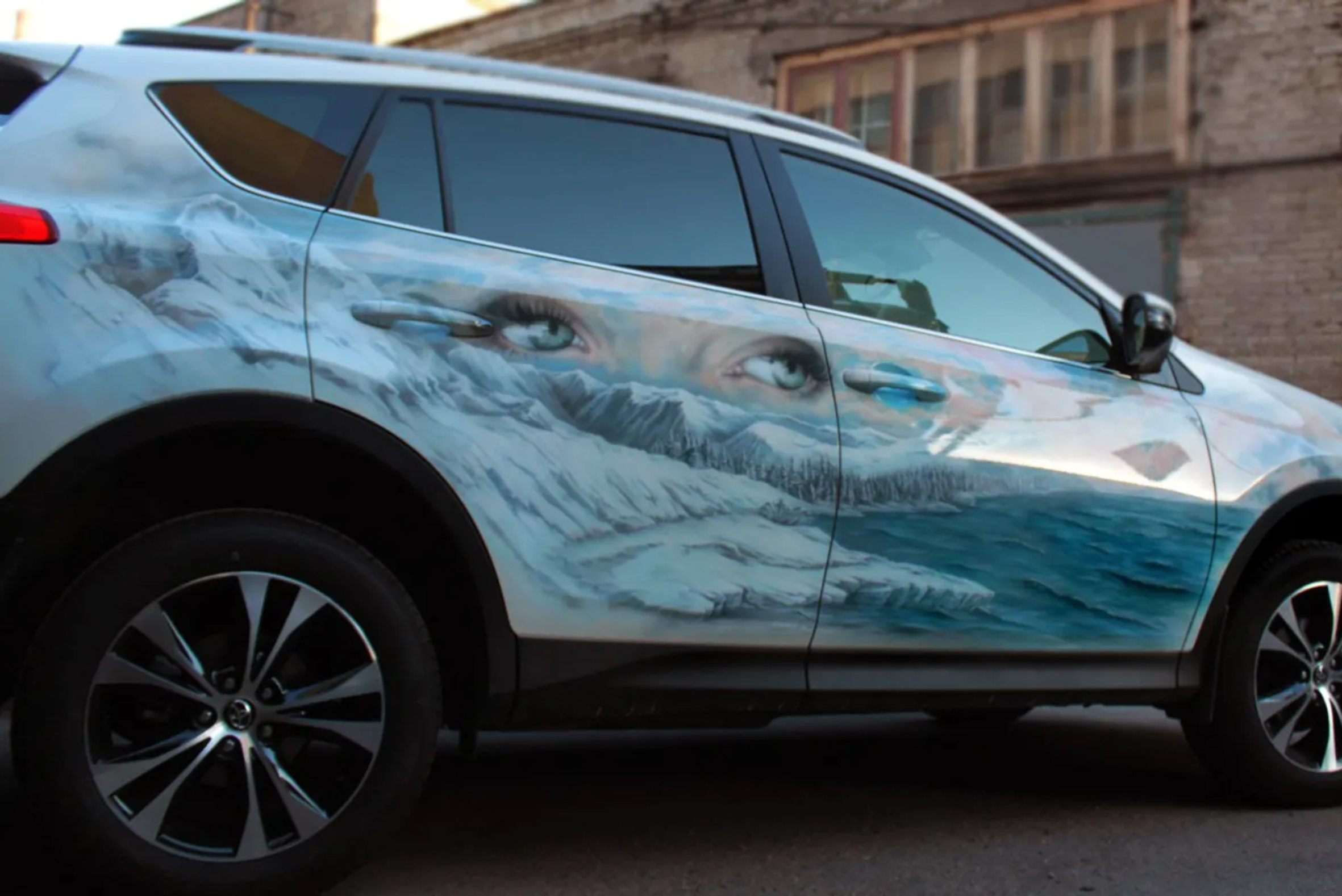 funny airbrushed cars - eyes inside a glacier