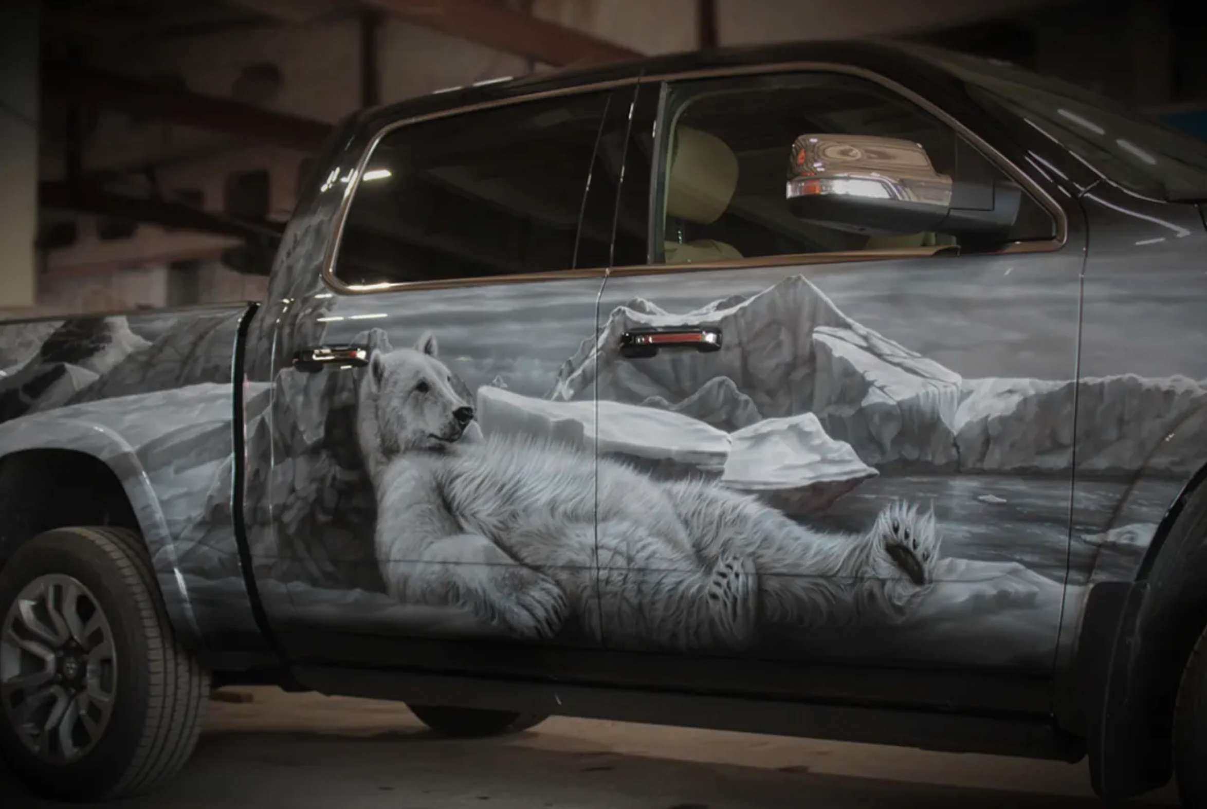 funny airbrushed cars - polar bear chilling