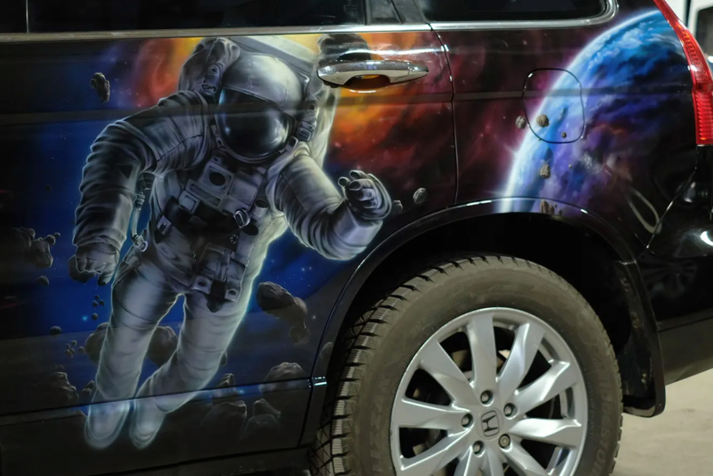 funny airbrushed cars - astronaut in space