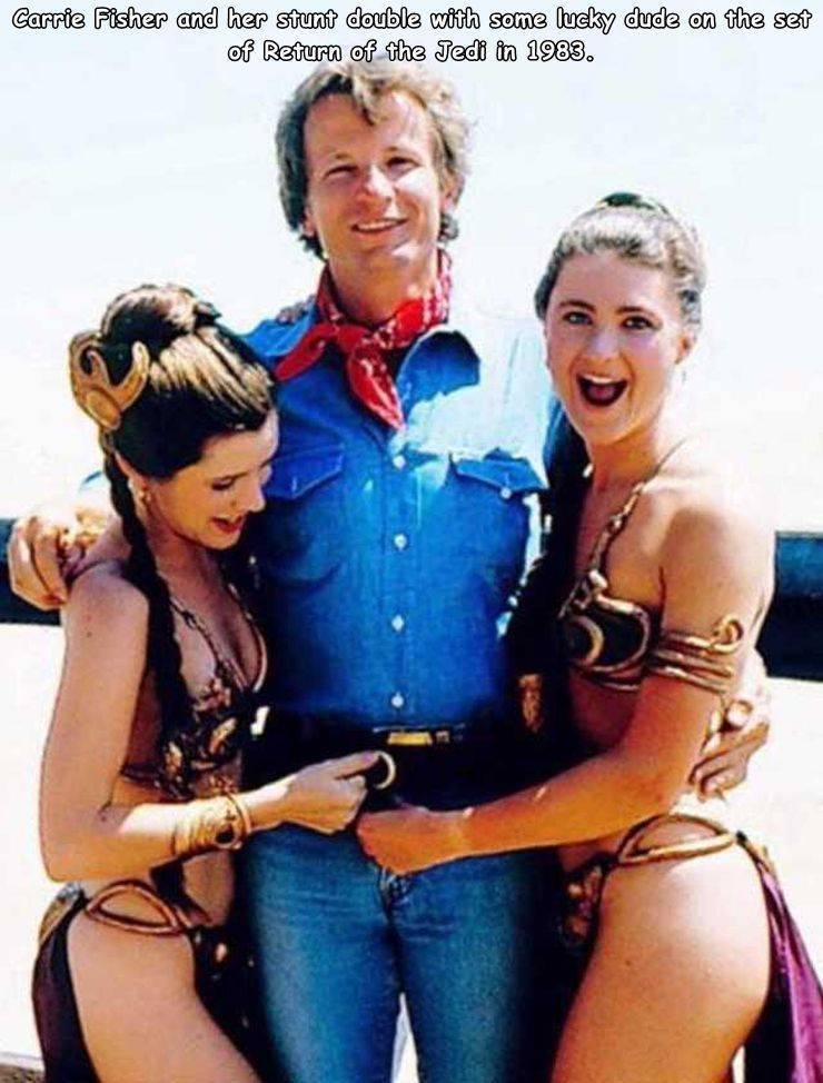 funny random pics - carrie fisher stunt double - Carrie Fisher and her stunt double with some lucky dude on the set of Return of the Jedi in 1983.