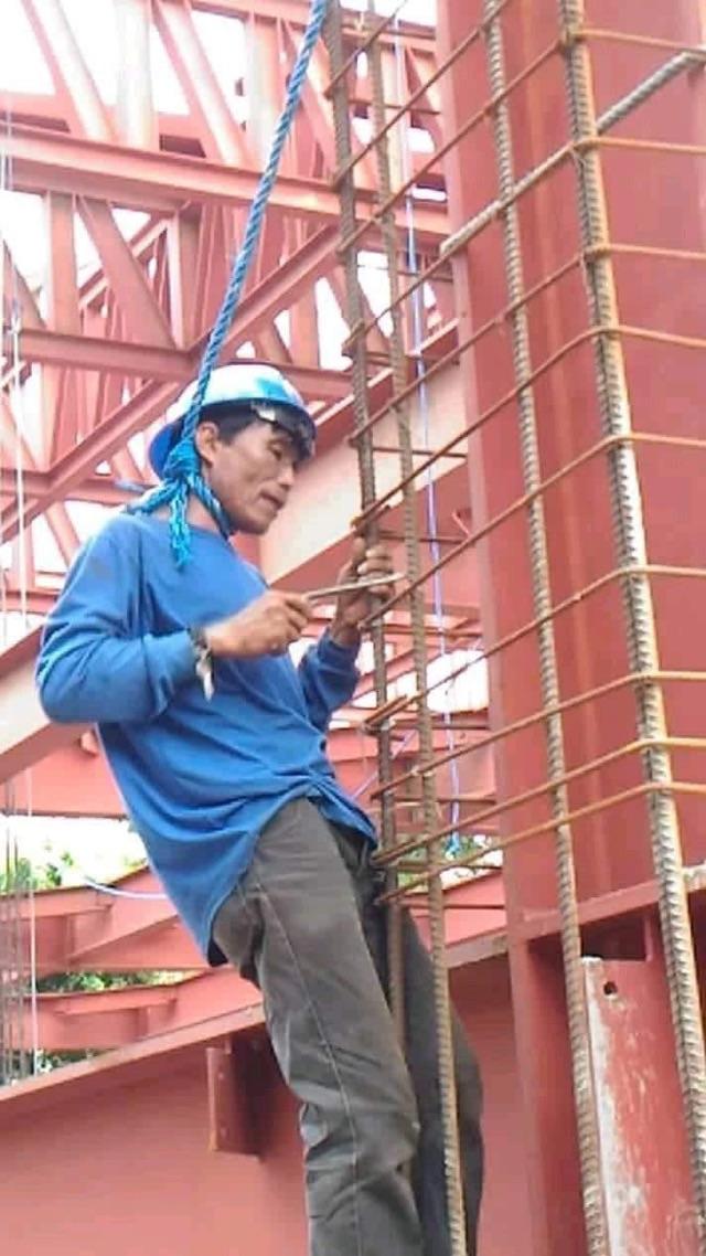funny safety workplace fails - construction worker wearing safety rope around his neck