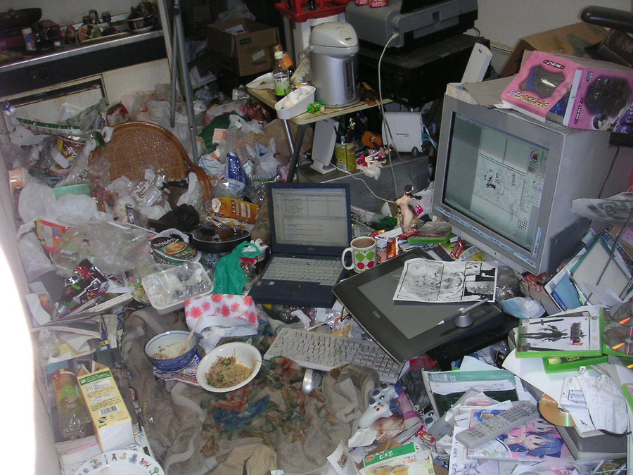 sad and disgusting gamer rigs - messy dirty room - My!